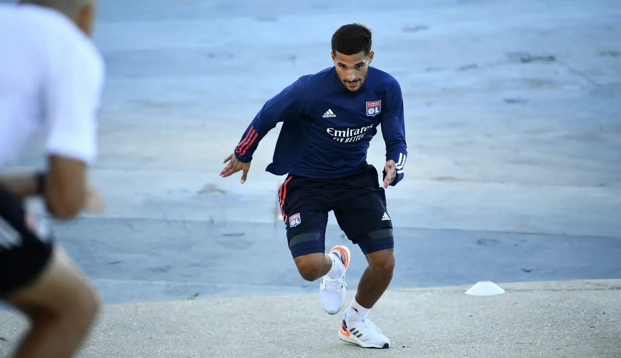 Pemain Lyon Houssem Aouar berlari di tanjakan selama sesi latihan di Stadion Restelo, Lisbon, Portugal, Selasa (18/8/2020). Lyon akan menghadapi Bayern Munchen pada pertandingan semifinal Liga Champions. (Franck Fife/Pool via AP)