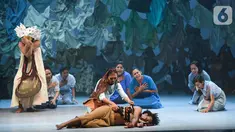 Pemain mempertunjukkan teater yang menggabungkan film, dance, dan lagu berjudul Planet Sebuah Lament di Teater Jakarta, TIM, Jakarta, Kamis (16/1/2020). Teater karya Garin Nugroho merupakan pertunjukan perdana dan menjadi karya pembuka dalam ASIA TOPA. (Liputan6.com/Fery Pradolo)