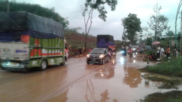 Material longsoran menimbun jalan nasional lintas selatan (JLS) Jawa Tengah di titik Desa Padangjaya, Majenang, Cilacap, Jawa Tengah. (Foto: Liputan6.com/Adib untuk Muhamad Ridlo)