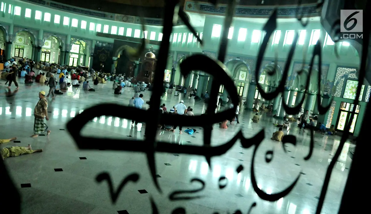 Warga beristirahat di Masjid Raya Al-A'zhom, Tangerang, Selasa (30/5). Kemegahan dan keunikannya menjadikan masjid ini menjadi salah satu landmark Kota Tangerang. (Liputan6.com/Helmi Afandi)