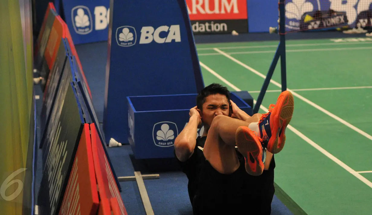 Seorang pebulutangkis Indonesia melakukan latihan jelang turnamen bulu tangkis BCA Indonesia Open Superseries Premier 2015 di Istora Senayan, Jakarta, Senin (1/6/2015). (Liputan6.com/Herman Zakharia)
