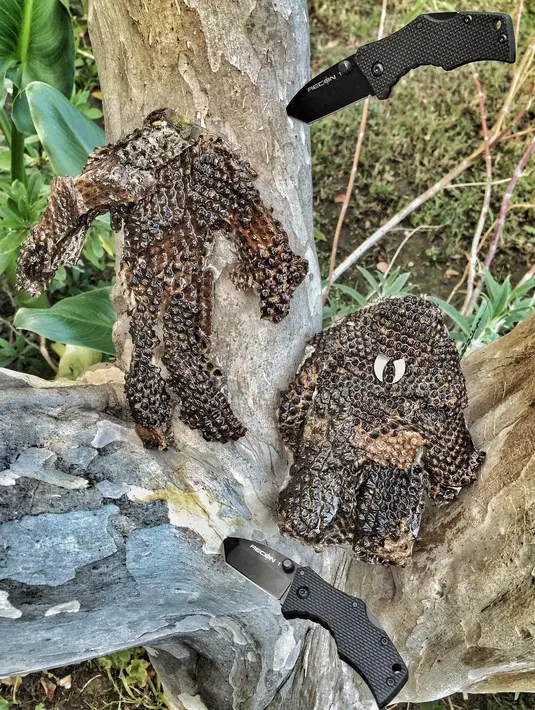 Boneka dari kulit dan taring komodo (Foto: Instagram @byarnoldputra)