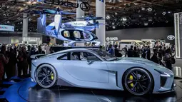 Awak media berkumpul di stan Toyota dan divisi kendaraan mewahnya, Lexus, pada acara jumpa pers Japan Mobility Show di Tokyo pada Rabu 29 Oktober 2025. Gelaran dua tahunan ini yang sebelumnya dikenal sebagai Tokyo Motor Show, kini tampil dengan format dan arah baru. (Philip FONG/AFP)