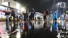 Masyarakat mulai memadati car free night di kawasan Thamrin, Jakarta, Selasa (31/12/2019). Meski diguyur hujan masyarakat mulai memadati kawasan tersebut untuk menikmati malam pergantian tahun 2019. (Liputan6.com/Angga Yuniar)