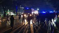 Polisi Bubarkan Aksi Indonesia Gelap di Makassar (Liputan6.com/Fauzan)