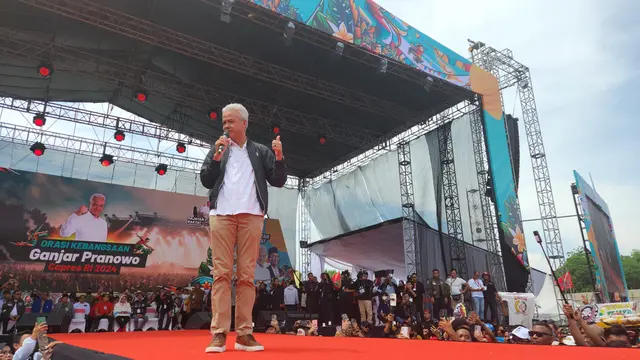 Calon presiden nomor urut tiga Ganjar Pranowo saat menghadiri kampanye di Stadion Bima, Cirebon, Jawa Barat, Sabtu (27/1/2024). (Liputan6.com/Dicky Agung Prihanto)