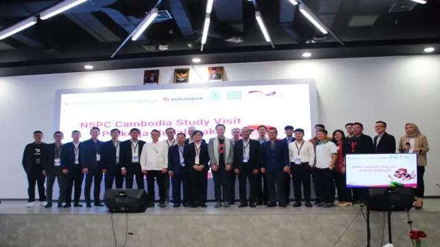 Seluruh peserta study visit yang terdiri dari perwakilan NPSC Kamboja, Manajemen Pelaksana Kartu Prakerja, dan Bukalapak berfoto bersama. (Foto: Bukalapak)