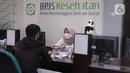 Pegawai melayani peserta BPJS Kesehatan di Kantor Cabang Kota Tangerang, Rabu (7/1/2020). Iuran BPJS Kesehatan resmi naik per hari ini untuk kelas I menjadi sebesar Rp150.000 per orang per bulan dan Rp100.000 per orang per bulan untuk kelas II. (Liputan6.com/Angga Yuniar)