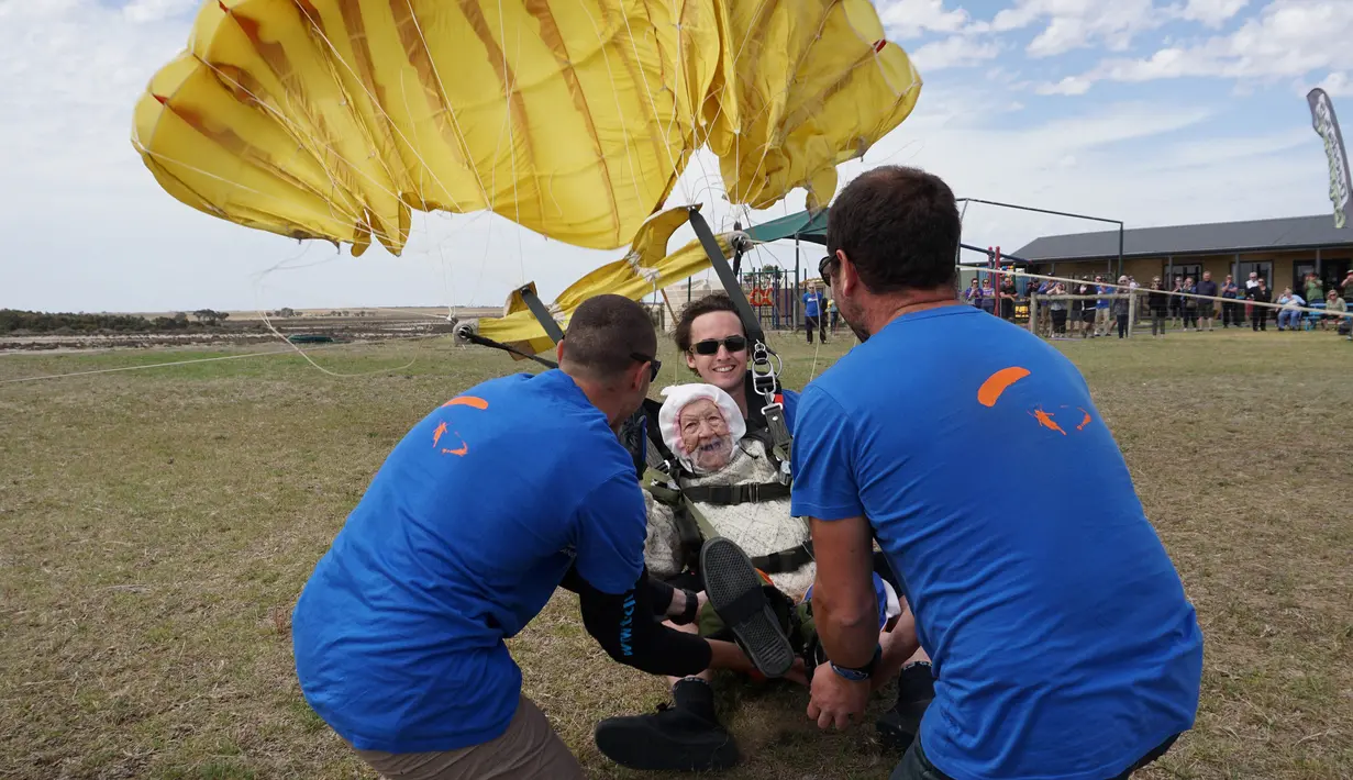 Nenek buyut, Irene O’Shea mendarat setelah terjun payung tandem di langit Australia Selatan, 9 Desember 2018. Nenek 102 tahun itu melakukan aksinya guna mengumpulkan dana amal untuk penyakit neuron motorik. (Bryce SELLICK, Matt TEAGER/SA Skydiving/AFP)