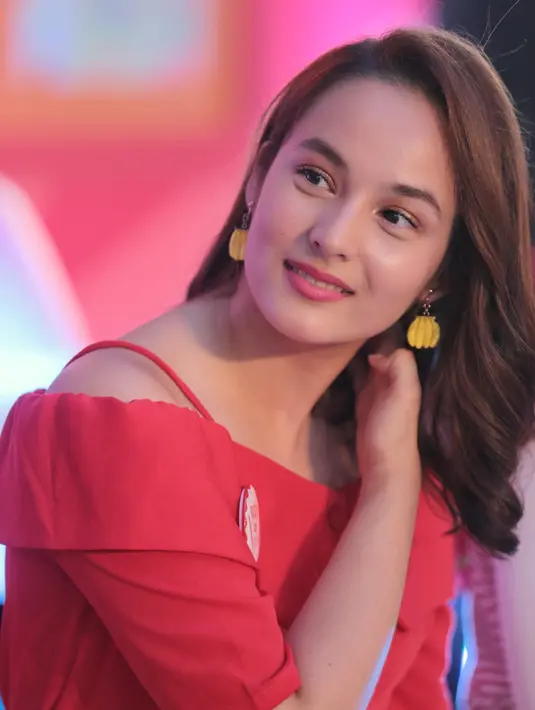 Dalam film Ayat-Ayat Cinta 2, Chelsea Islan mendapatkan peran bernama Keira. Tidak hanya pandai bermain biola, karakter Chelsea cukup kompleks di film ini. (Adrian Putra/Bintang.com)