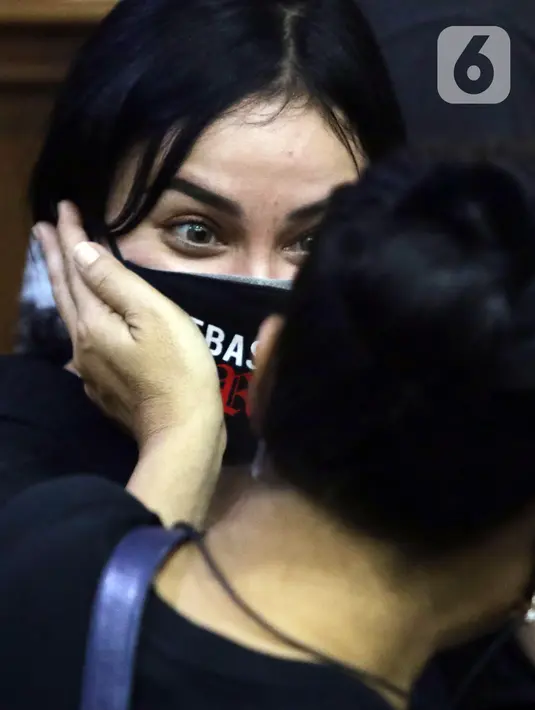 Nora Alexandra saat menghadiri sidang pembacaan putusan atas kasus dugaan pengancaman terhadap pegiat media sosial Adam Deni dengan terdakwa musisi I Gede Ari Astina alias Jerinx di Pengadilan Negeri (PN) Jakarta Pusat, Kamis (24/2/2022). (Liputan6.com/Helmi Fithriansyah)