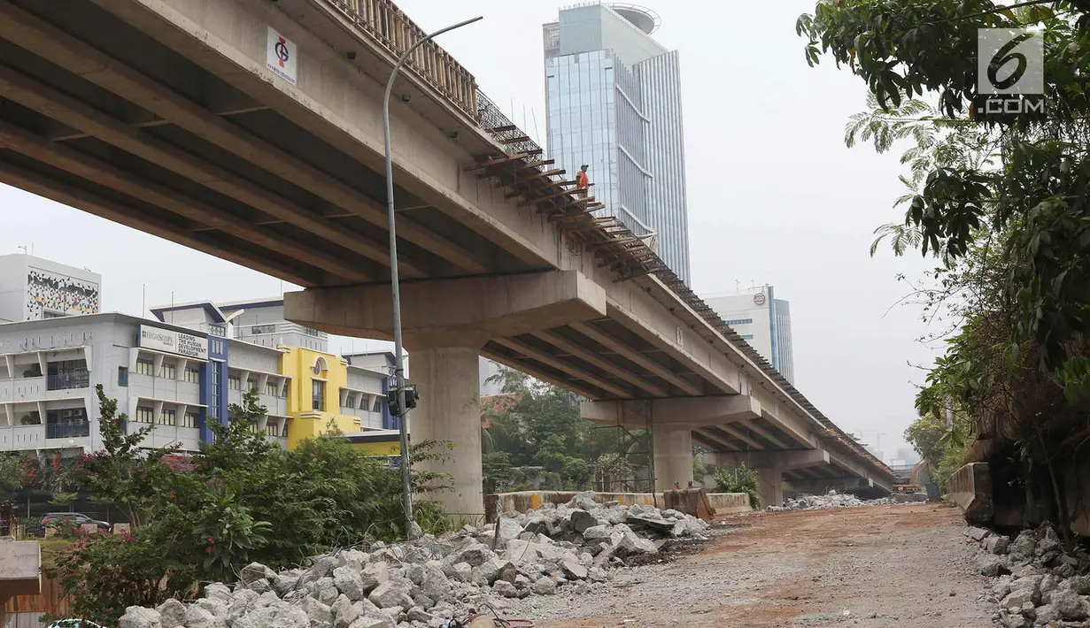 Suasana pembangunan Simpang Susun Antasari di jalan TB Simatupang, Jakarta, (25/9). Dishub DKI Jakarta dan Ditlantas Polda Metro Jaya memberlakukan uji coba pengaturan dan rekayasa lalu lintas dari pembangunan tersebut. (Liputan6.com/Immanuel Antonius)