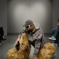 Merek fashion berbasis di Florence AVAVAV membuat debut show runway unik di Milan Fashion Week. (Foto: instagram.com/avavav)