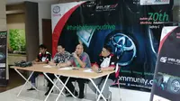 Press conference kampanye safety driving veloz community di kawasan Pramuka Raya, Jumat (27/2/2015). 