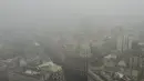 Layanan Meteorologi Nasional Argentina melaporkan, Kota Buenos Aires dan sekitarnya dilanda kepulan asap dan lapisan kabut tebal yang berasal dari kebakaran di negara tetangga Uruguay.  (AFP/Luis Robayo)