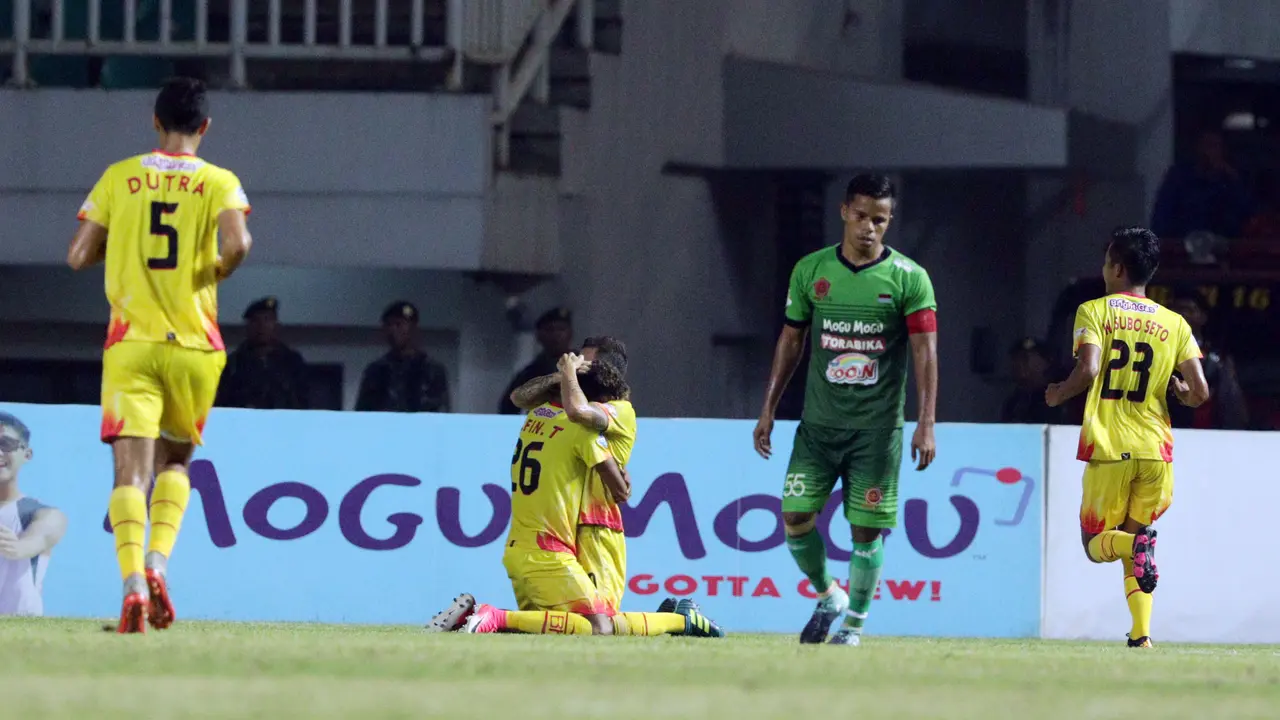 Pemain Bhayangkara FC rayakan gol ke gawang PS TNI pada laga di Stadion Pakansari, Minggu (3/9/2017). (Liputan6.com/Helmi Fithriansyah)