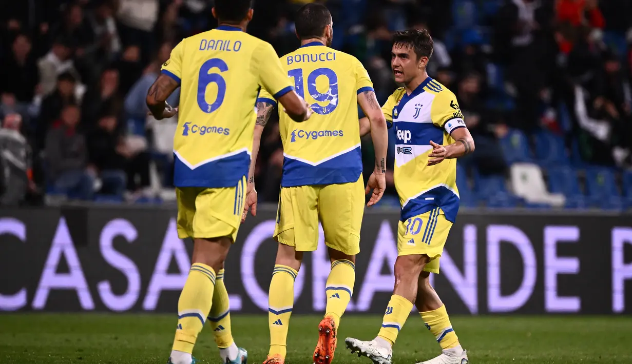 <p>Penyerang Juventus, Paulo Dybala berselebrasi usai mencetak gol ke gawang Sassuolo pada pertandingan lanjutan Liga Serie A Italia di stadion Citta del Tricolore di Reggio Emilia, Selasa (26/4/2022). Juventus menang tipis atas Sassuolo 2-1. (AFP/Marco Bertorello)</p>