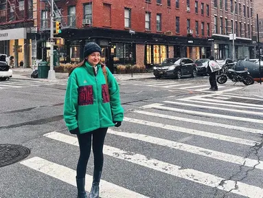 Rekan kerja Hesti, Desta dan Vincent ini memang memiliki sisi positif yang membuat humorisnya mudah untuk dirasakan banyak orang. Seperti Enzy yang terlihat bahagia ketika berada di jalanan New York. Foto Enzy di ruang publik New York ini membuatnya terlihat sangat menawan. (Liputan6.com/IG/@enzystoria)