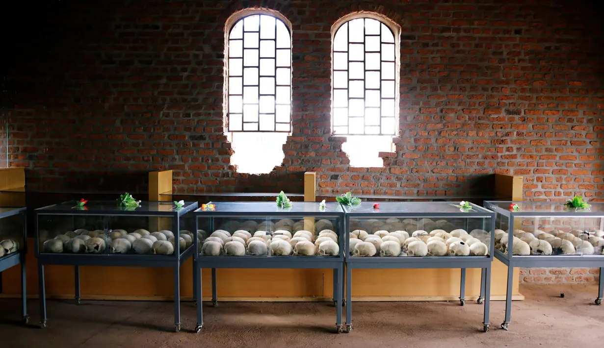 Tengkorak korban genosida tersimpan dalam Gereja Ntarama di Ntarama, Rwanda (6/4). Sebanyak 800 ribu suku Tutsi dan Hutu moderat tewas dalam genosida yang terjadi pada 7 April 1994. (REUTERS/Baz Ratner)