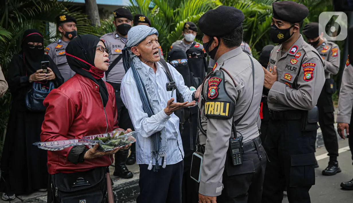 Aparat kepolisian membujuk peserta aksi Reuni 212 untuk membubarkan diri di Jalan Abdul Muis, Jakarta, Kamis (2/12/2021). Tindakan ini diambil demi menghindari terjadinya kerumunan massa. (Liputan6.com/Faizal Fanani)