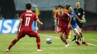 Pemain Timnas Indonesia U-17, Welber Jardim (tengah) menguasai bola saat menghadapi Timnas Ekuador U-17 pada laga pertama Grup A Piala Dunia U-17 di Stadion Gelora Bung Tomo, Surabaya, Jumat (10/11/2023) malam WIB. (Bola.com/Bagaskara Lazuardi)
