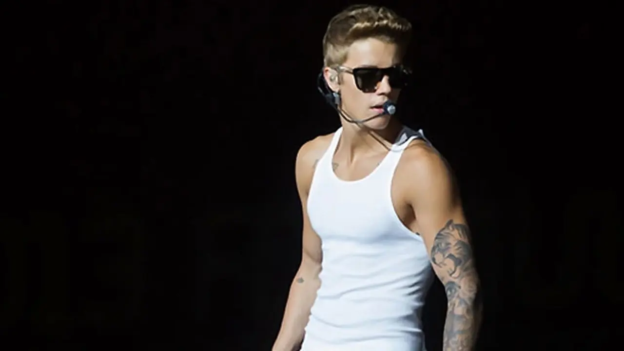 justine-bieber-dilempar-131106b.jpg