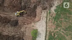 Foto udara memperlihatkan kendaraan alat berat menyelesaikan penggarapan lahan untuk lokasi pemakaman khusus Covid-19 di Rorotan, Jakarta Utara, Kamis (3/6/2021). Sejak dibuka pada akhir Maret lalu, TPU ini diutamakan melayani pemakaman bagi jenazah Covid-19 ber-KTP DKI. (merdeka.com/Imam Buhori)