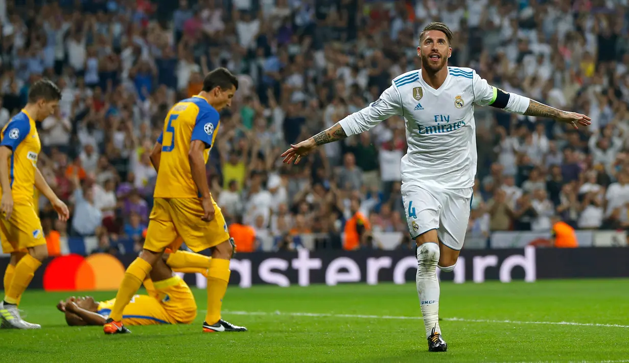 Bek Real Madrid, Sergio Ramos melakukan selebrasi usai mencetak gol ke gawang APOEL Nicosia pada penyisihan Grup H Liga Champions di stadion Santiago Bernabeu, Spanyol, (13/9). Madrid menang telak 3-0 atas APOEL. (AP Photo/Francisco Seco)