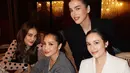 Chelsea Islan, founder Islan Fragrance, tampil clean dengan double breasted putih dan celana hitam [@tasyafarasya]