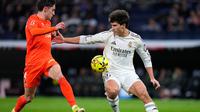 Gonzalo Garcia dan Jon Gorrotxategi berebut bola dalam laga Liga Spanyol antara Real Madrid vs Real Sociedad di Santiago Bernabeu, 15 Februari 2026. (AP Photo/Manu Fernandez)