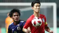 Pesepak bola Korea Selatan Heung Min Son (kanan) mengamankan bola dari pesepak bola Jepang Yoichi Naganuma pada Babak Putra Pertandingan Medali Emas Asian Games 2018 di Stadion Pakan Sari Bogor, Jawa Barat, Sabtu (1/09). ANTARA FOTO/INASGOC/Charlie/Sup/18