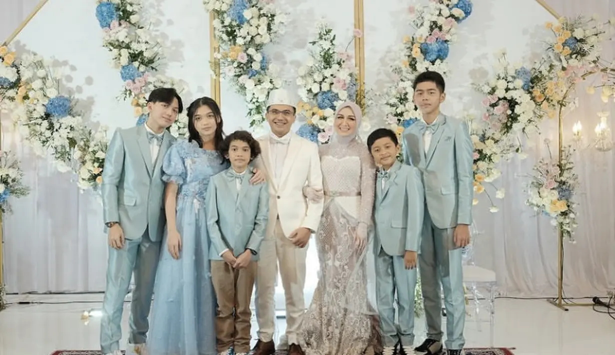 Sahrul Gunawan menikah dengan Dini Mutiara, Dini mengenakan gaun oengantin bustier putih dengan inner lengkap panjangnya. @dine.pearl.