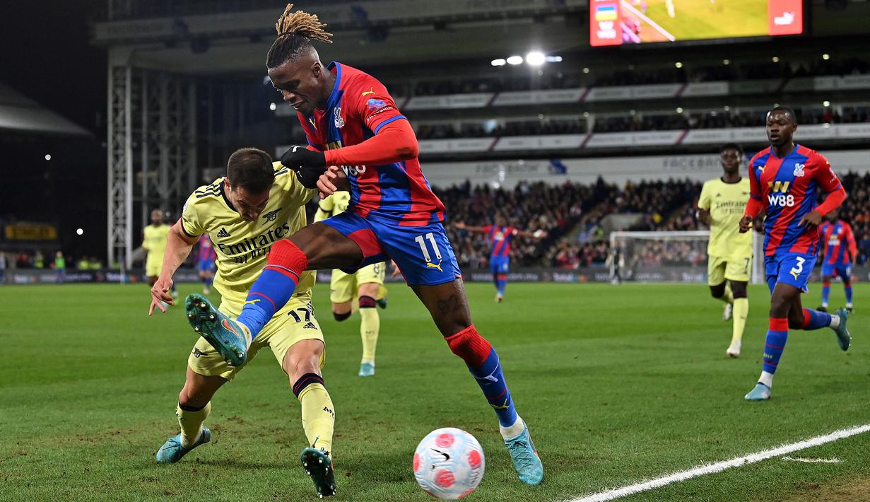 Laga dimulai dengan tempo sedang. Crystal Palace yang menggunakan taktik garis tekan tinggi membuat Arsenal sulit mengembangkan permainannya. (AFP/Glyn Kirk)