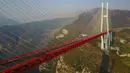 Gambar yang diambil pada 28 Desember 2016 menunjukkan jembatan Beipanjiang di dekat Bijie, Provinsi Guizhou, barat daya China. Sebelum ini, China juga memiliki jembatan tertinggi di dunia yakni Sidu River Bridge. (STR / AFP)