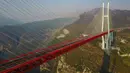 Gambar yang diambil pada 28 Desember 2016 menunjukkan jembatan Beipanjiang di dekat Bijie, Provinsi Guizhou, barat daya China. Sebelum ini, China juga memiliki jembatan tertinggi di dunia yakni Sidu River Bridge. (STR / AFP)