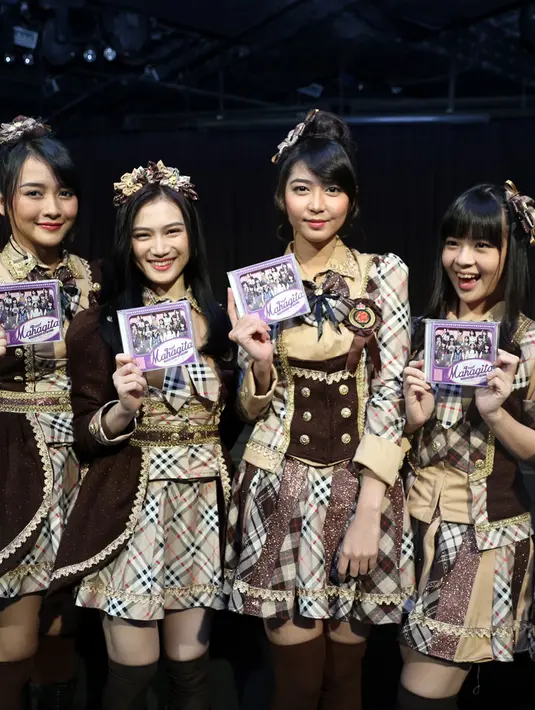Popularitas JKT48 terus ditunjukan lewat bakat dan karyanya para personel. Kali ini JKT48 resmi meluncurkan album kedua yang bertajuk 'Mahagita'. (Adrian Putra/Bintang.com)