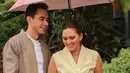 Meski belum pernah main film bareng, Darius dan Donna sudah sering dipasangkan di berbagai iklan. Kali ini, mereka menjadi bintang iklan produk keluarga dengan konsep yang hangat dan manis. Dalam suasana hujan, keduanya tampil mesra di bawah satu payung merah muda. Liputan6.com/IG/@darius_sinathrya)