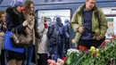Tumpukan bunga yang diletakkan di dekat lokasi bom meledak di stasiun kereta bawah tanah St. Petersburg sebagai bentuk belasungkawa sejumlah warga, Rusia, Selasa (4/4). Dikabarkan 10 orang meninggal dalam tragedi tersebut. (AP Photo / Dmitri Lovetsky)