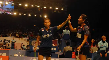 Greysia Polii/Nitya Krishinda mengalahkan ganda putri Singapura Fu Mingtian/Neo Yu Yan Vanessa, Jakarta, (18/6/14). (Liputan6.com/Miftahul Hayat)