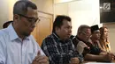 Direktur Hukum dan Advokasi TKN 01, Irfan Pulungan (kedua kanan) memberi keterangan pers di Media Center Cemara Jakarta, Selasa (25/6/2019). Siaran Pers tersebut juga menanggapi klaim BPN soal pembuktian saksi-saksi 02 di persidangan sengketa Pilpres 2019. (Liputan6.com/Angga Yuniar)