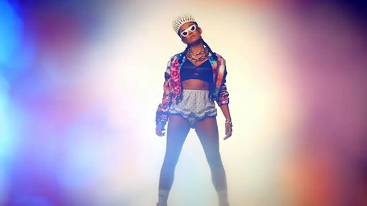 Agnes Monica Pakai Popok di Videoklip Coke Bottle?