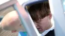 Dylann Roof (21), terduga pelaku penembakan 9 orang di gereja Emanuel AME, duduk didalam senuah kendaraan di Shelby, Carolina Selatan, Kamis (18/6/2015). (REUTERS/Jason Miczek) 
