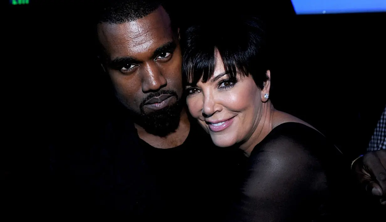 Tak hanya Kim, Kris Jenner pun turut mengucapkan selamat ulang tahun pada menantunya itu. (W Magazine)