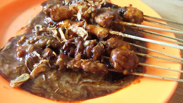 Sate ayam (Wikimedia Commons)