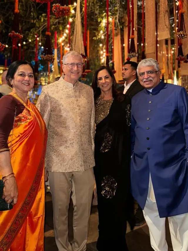 Bill Gates dan Mark Zuckerberg saat Hadir di Acara Pra Nikah Anak Terkaya se-Asia, Mukesh Ambani. [@thisisbillgates