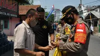Antisipasi Penularan Covid-19, Polisi Bagikan 29.000 Masker di Bekasi