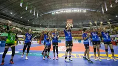 Para pemain Jakarta Elektrik PLN menyapa suporter usai menaklukan Gresik Petrokimia 3-0 pada laga final four putaran kedua Proliga 2016 di GOR Amongrogo, Yogyakarta, Jumat (6/5/2016). (Bola.com/Vitalis Yogi Trisna)