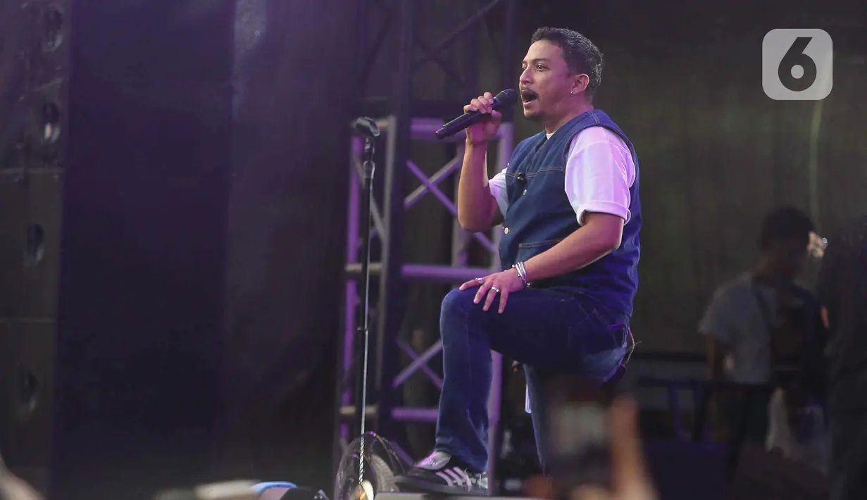 Sal Priadi membuka penampilan dengan lagu Semua Lagu Cinta dan Foto Kita Blur. (Liputan6.com/Herman Zakharia)