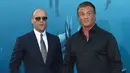 Aktor Jason Statham dan Sylvester Stallone berpose saat menghadiri pemutaran perdana Warner Brothers Pictures "The Meg" di Los Angeles, California, (6/8). The Meg dijadwalkan akan dirilis di AS-China 10 Agustus 2018. (AFP Photo/Lisa O'Connor)