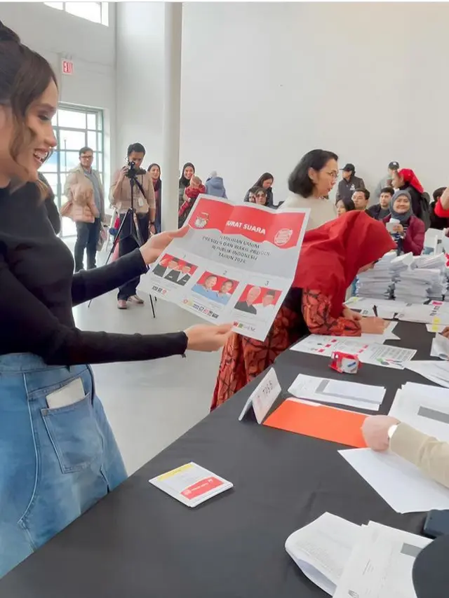 Adu Gaya Cinta Laura dan Natasha Wilona saat Nyoblos